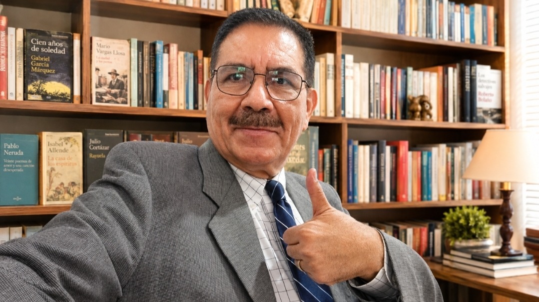 Alfredo Caballero Pineda mostrando gesto de aprobación